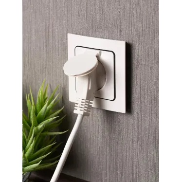 Стокгольм Механизм Розетки 1-местной с/з 16А белыйс крышкой и защ. штор. IP44