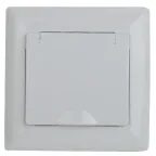 Розетка Intro Solo 4-203-01 с заземлением 2P+E Schuko с крышкой, 16А-250В, IP20, СУ, белый