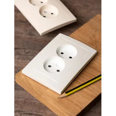 Валенсия лицевая панель розетка 2-местной б/з 10А жемчуг с защ. штор.