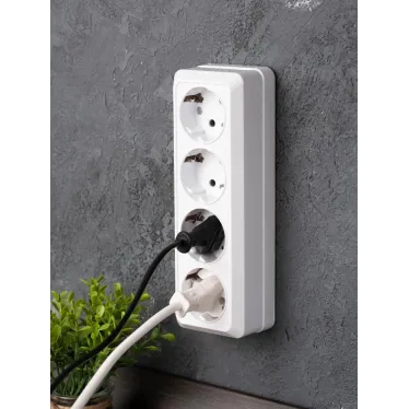 Розетка Рим 4-местная 16А с заземлением белая