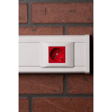 Розетка 45х45 PRO, с заземлением, красная , 45 град