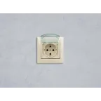 VALENA Розетка с заземлением со шторками с крышкой в рамку слоновая кость