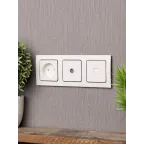 Стокгольм Рамка 3-местная белая с линией цвета черный