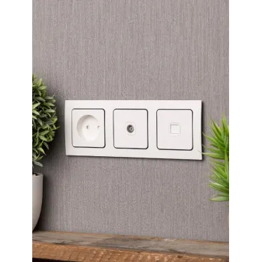 Стокгольм Рамка 3-местная белая с линией цвета черный