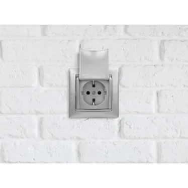 VALENA Розетка с заземлением без шторок с крышкой алюминий