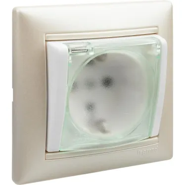 VALENA Розетка с заземлением с крышкой со шторками белая