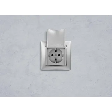 VALENA Розетка с заземлением без шторок с крышкой алюминий