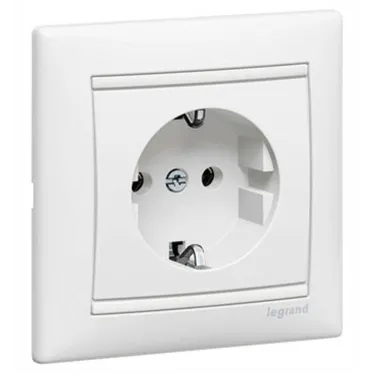 VALENA Розетка с заземлением в сборе винтовые зажимы белая