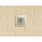 VALENA Розетка с заземлением со шторками с крышкой в рамку слоновая кость