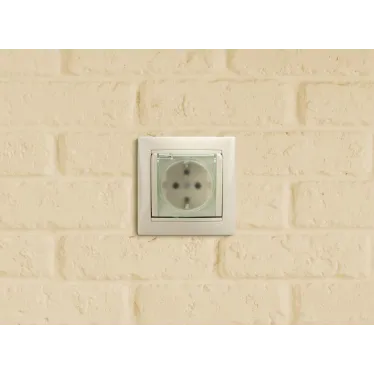 VALENA Розетка с заземлением со шторками с крышкой в рамку слоновая кость