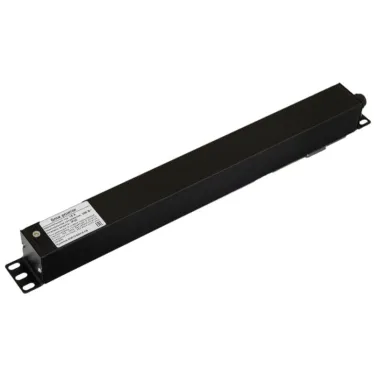 Блок розеток для 19' шкафов. горизонтальный. 8 розеток Schuko. выключатель с подсветкой. без кабеля питания. клеммная колодка 16A. 250В. 482.6x44.4x44.4мм (ШхГхВ). корпус алюминий. черный