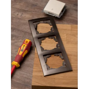 Валенсия Рамка 3-местная графит