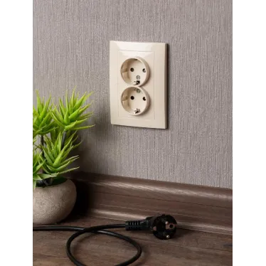 Валенсия розетка 2-местная с/з 16А кремовая с защ. штор. PROxima