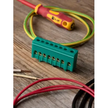 Шина 0 PE (6х9мм) 8 отверстий латунь зеленый изолированный корпус на DIN-рейку PROxima