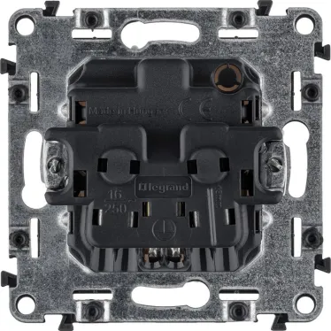 Valena ALLURE Розетка силовая 2К+З 16А 250В со шторками безвинтовые зажимы с лицевой панелью белая