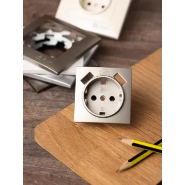 Валенсия лицевая панель розетки 1-местной с/з 16А кашемир с защ. штор. с 2 USB 2,1А